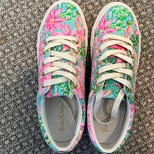 Never worn Lilly size 9 lace up Abigail sneaker. So Shellegant pattern